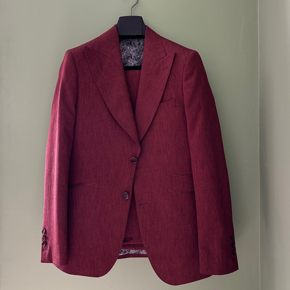 Custom Burgundy 3-Piece Suit Suitsupply-Style | Peak Lapels, DB Vest | 38R - 30W